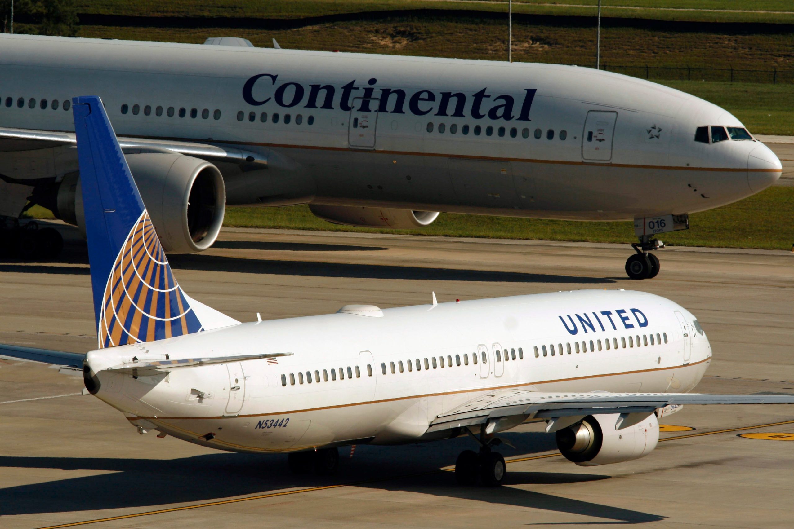 1378396995000 AP United Continental scaled