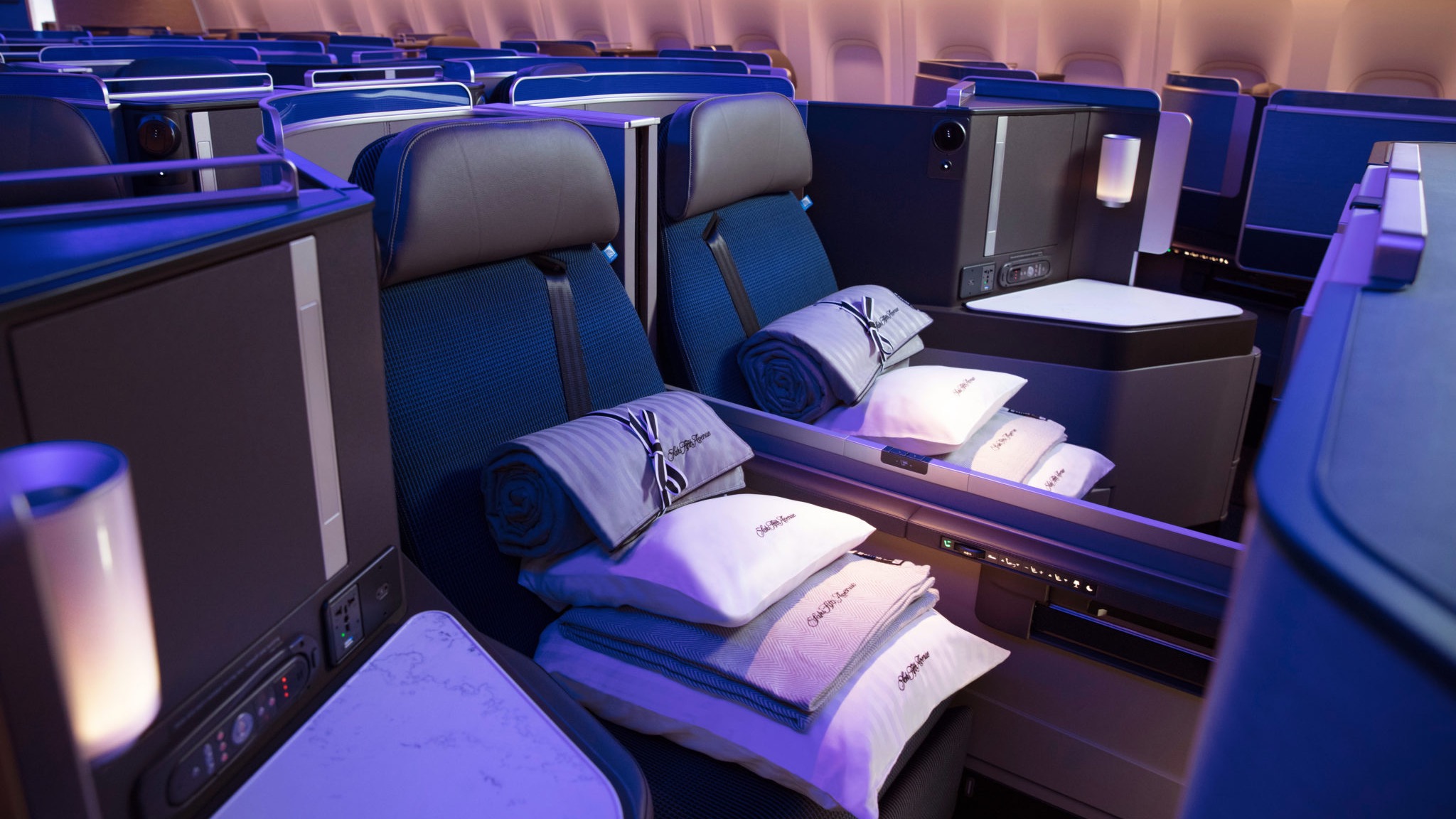 United Polaris Middle Seats 1